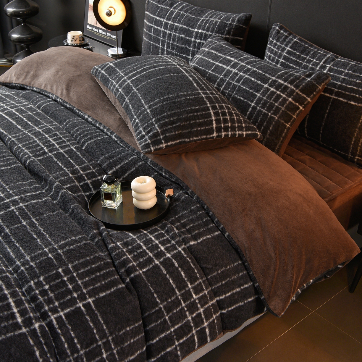 91家纺网 家纺一手货源 找家纺 金鹰 2025新款仿羊绒夹棉印花床笠四件套加厚牛奶绒四件套 米兰-深色