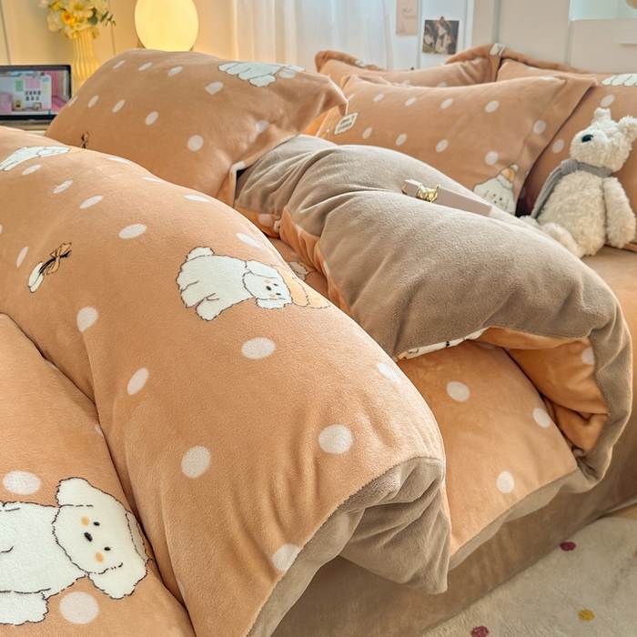 91家纺网 家纺一手货源 找家纺 优姿家纺 2025新款高克重牛奶绒印花单被套 呆萌小狗