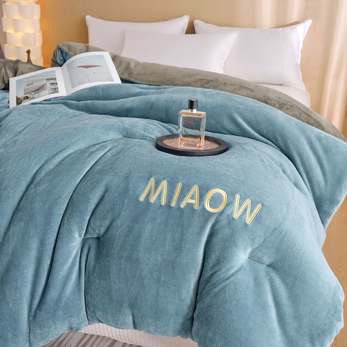 91家纺网 家纺一手货源 找家纺 小叮当家纺仓储工厂店 2025新款牛奶绒刺绣冬被跨境被子外贸冬季被芯被子被芯 蓝-灰色