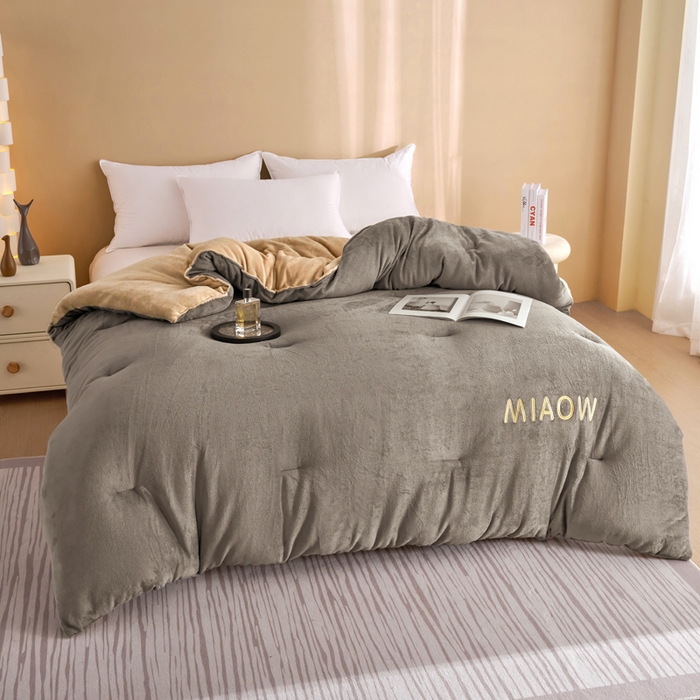 91家纺网 家纺一手货源 找家纺 小叮当家纺仓储工厂店 2025新款牛奶绒刺绣冬被跨境被子外贸冬季被芯被子被芯 灰-卡其色