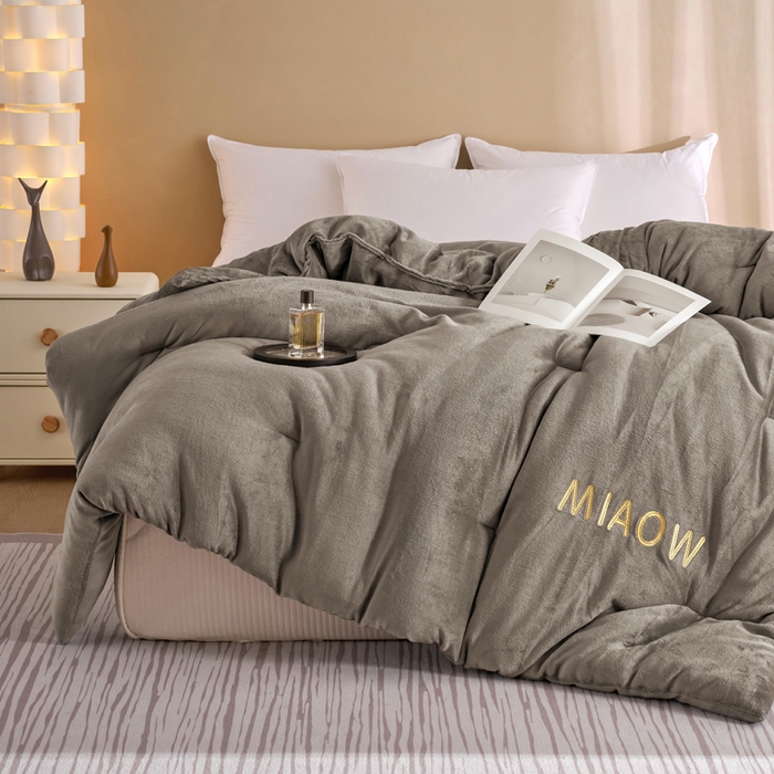 91家纺网 家纺一手货源 找家纺 小叮当家纺仓储工厂店 2025新款牛奶绒刺绣冬被跨境被子外贸冬季被芯被子被芯 灰色