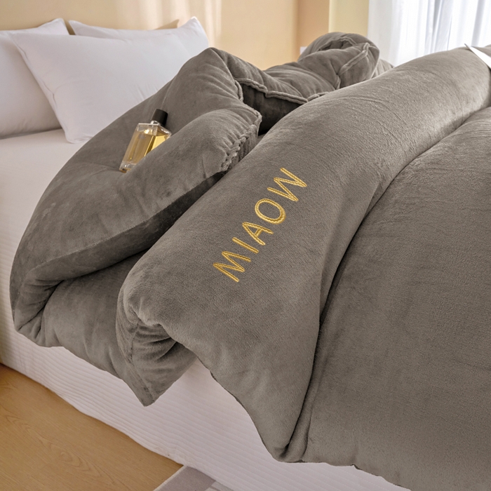 91家纺网 家纺一手货源 找家纺 小叮当家纺仓储工厂店 2025新款牛奶绒刺绣冬被跨境被子外贸冬季被芯被子被芯 灰色