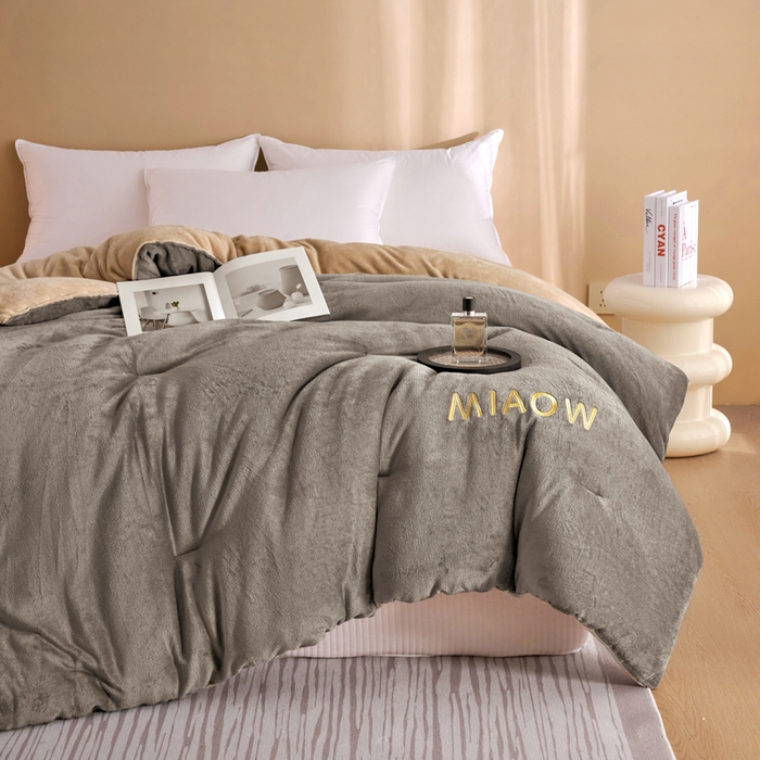 91家纺网 家纺一手货源 找家纺 小叮当家纺仓储工厂店 2025新款牛奶绒刺绣冬被跨境被子外贸冬季被芯被子被芯 灰-卡其色