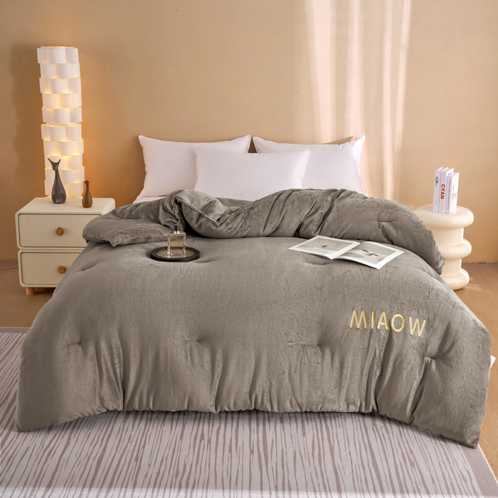 91家纺网 家纺一手货源 找家纺 小叮当家纺仓储工厂店 2025新款牛奶绒刺绣冬被跨境被子外贸冬季被芯被子被芯 灰色