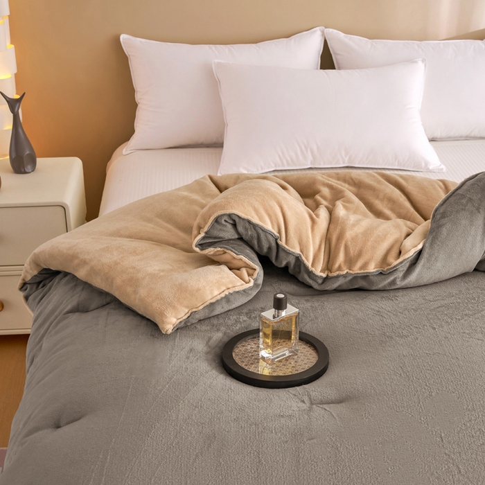 91家纺网 家纺一手货源 找家纺 小叮当家纺仓储工厂店 2025新款牛奶绒刺绣冬被跨境被子外贸冬季被芯被子被芯 灰-卡其色