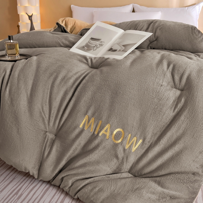 91家纺网 家纺一手货源 找家纺 小叮当家纺仓储工厂店 2025新款牛奶绒刺绣冬被跨境被子外贸冬季被芯被子被芯 灰-卡其色