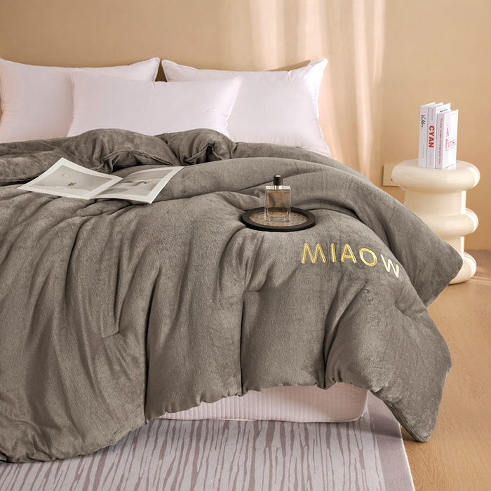 91家纺网 家纺一手货源 找家纺 小叮当家纺仓储工厂店 2025新款牛奶绒刺绣冬被跨境被子外贸冬季被芯被子被芯 灰色