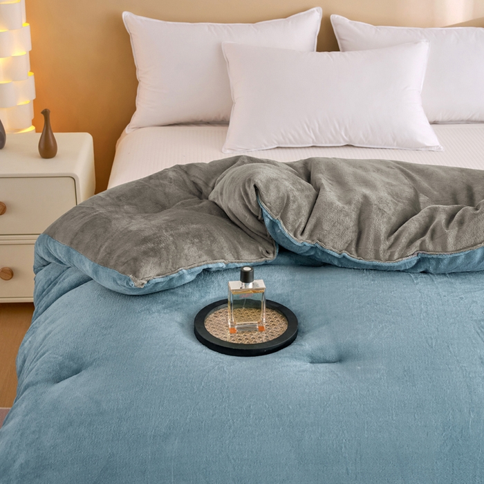 91家纺网 家纺一手货源 找家纺 小叮当家纺仓储工厂店 2025新款牛奶绒刺绣冬被跨境被子外贸冬季被芯被子被芯 蓝-灰色