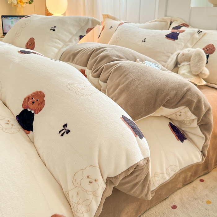 91家纺网 家纺一手货源 找家纺 优姿家纺 2025新款高克重牛奶绒印花单被套 机灵狗