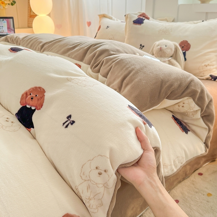 91家纺网 家纺一手货源 找家纺 优姿家纺 2025新款高克重牛奶绒印花单被套 机灵狗