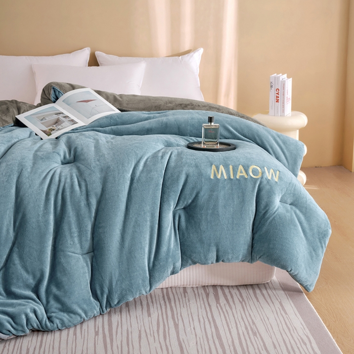 91家纺网 家纺一手货源 找家纺 小叮当家纺仓储工厂店 2025新款牛奶绒刺绣冬被跨境被子外贸冬季被芯被子被芯 蓝-灰色