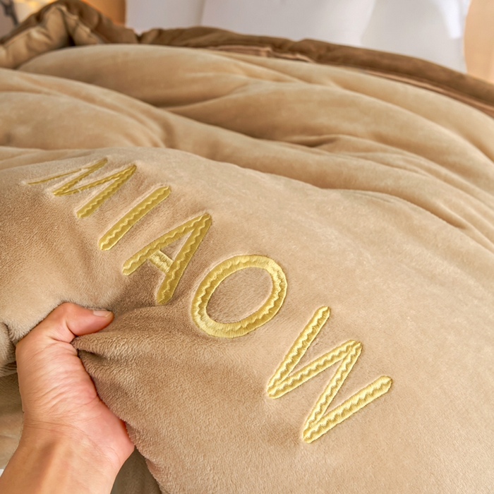 91家纺网 家纺一手货源 找家纺 小叮当家纺仓储工厂店 2025新款牛奶绒刺绣冬被跨境被子外贸冬季被芯被子被芯 卡其-咖色