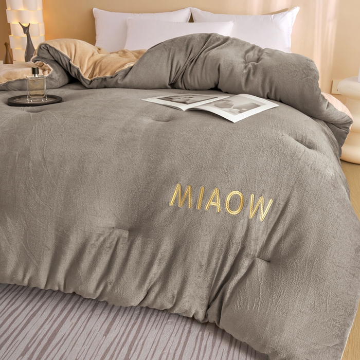 91家纺网 家纺一手货源 找家纺 小叮当家纺仓储工厂店 2025新款牛奶绒刺绣冬被跨境被子外贸冬季被芯被子被芯 灰-卡其色