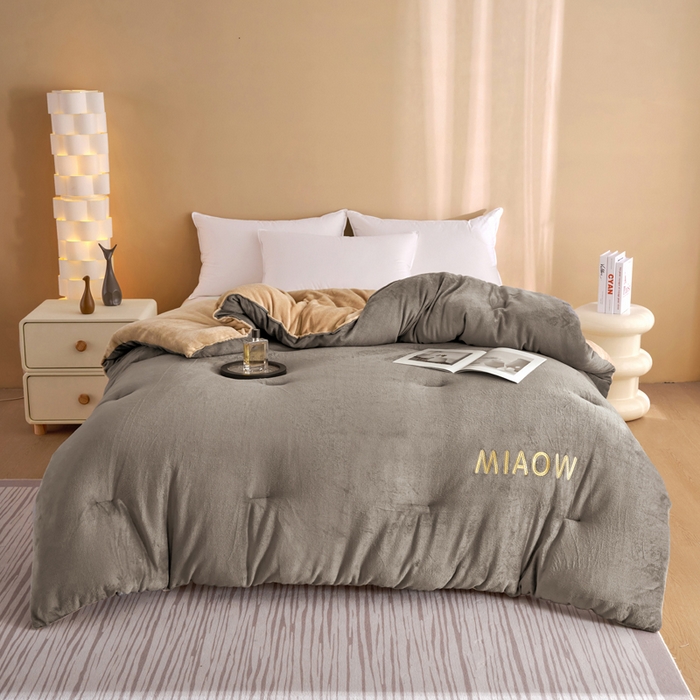 91家纺网 家纺一手货源 找家纺 小叮当家纺仓储工厂店 2025新款牛奶绒刺绣冬被跨境被子外贸冬季被芯被子被芯 灰-卡其色