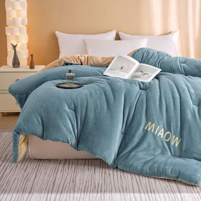 91家纺网 家纺一手货源 找家纺 小叮当家纺仓储工厂店 2025新款牛奶绒刺绣冬被跨境被子外贸冬季被芯被子被芯 蓝-卡其色