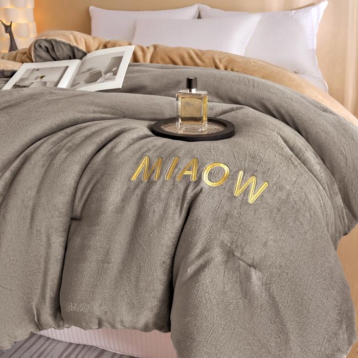 91家纺网 家纺一手货源 找家纺 小叮当家纺仓储工厂店 2025新款牛奶绒刺绣冬被跨境被子外贸冬季被芯被子被芯 灰-卡其色