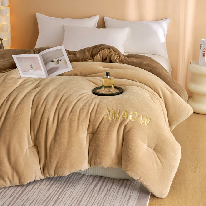 91家纺网 家纺一手货源 找家纺 小叮当家纺仓储工厂店 2025新款牛奶绒刺绣冬被跨境被子外贸冬季被芯被子被芯 卡其-咖色