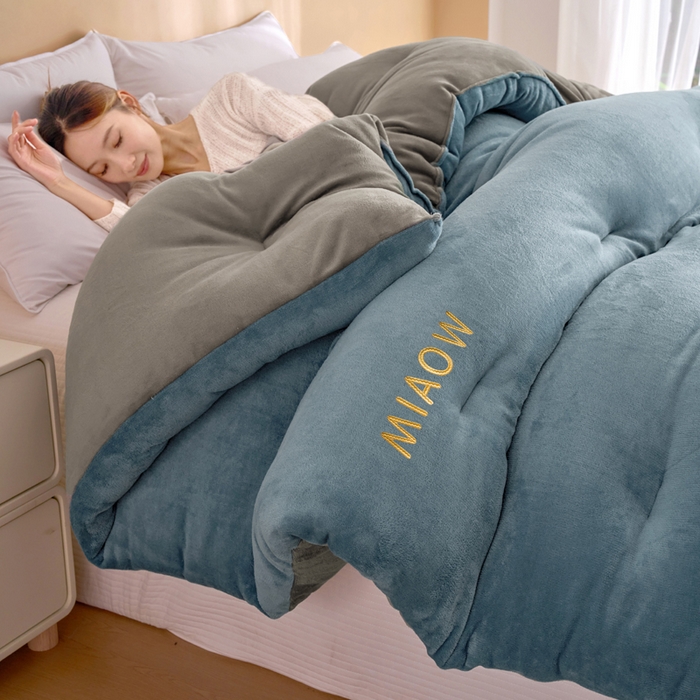 91家纺网 家纺一手货源 找家纺 小叮当家纺仓储工厂店 2025新款牛奶绒刺绣冬被跨境被子外贸冬季被芯被子被芯 蓝-灰色