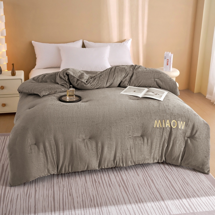 91家纺网 家纺一手货源 找家纺 小叮当家纺仓储工厂店 2025新款牛奶绒刺绣冬被跨境被子外贸冬季被芯被子被芯 灰色
