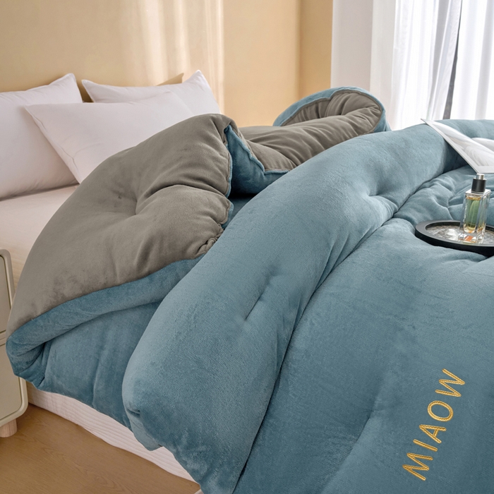 91家纺网 家纺一手货源 找家纺 小叮当家纺仓储工厂店 2025新款牛奶绒刺绣冬被跨境被子外贸冬季被芯被子被芯 蓝-灰色