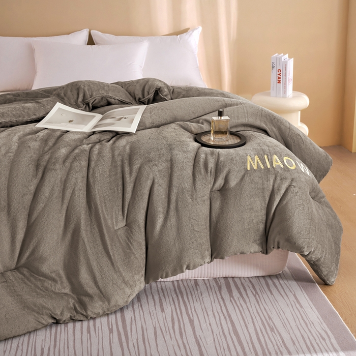 91家纺网 家纺一手货源 找家纺 小叮当家纺仓储工厂店 2025新款牛奶绒刺绣冬被跨境被子外贸冬季被芯被子被芯 灰色