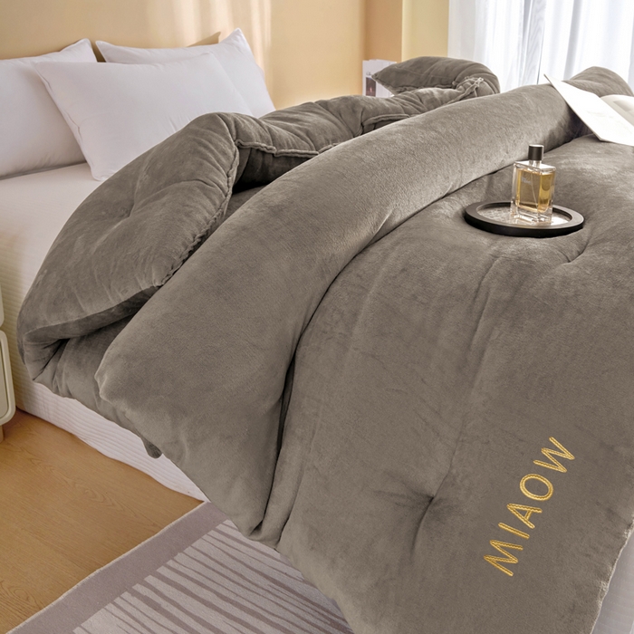 91家纺网 家纺一手货源 找家纺 小叮当家纺仓储工厂店 2025新款牛奶绒刺绣冬被跨境被子外贸冬季被芯被子被芯 灰色