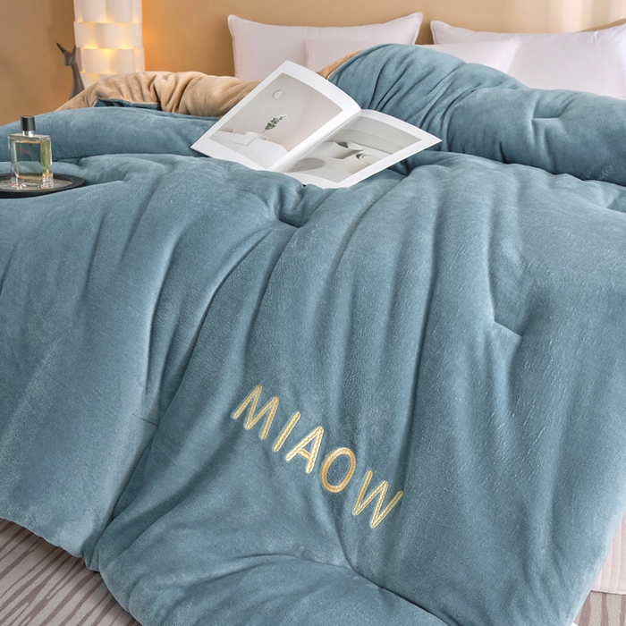 91家纺网 家纺一手货源 找家纺 小叮当家纺仓储工厂店 2025新款牛奶绒刺绣冬被跨境被子外贸冬季被芯被子被芯 蓝-卡其色