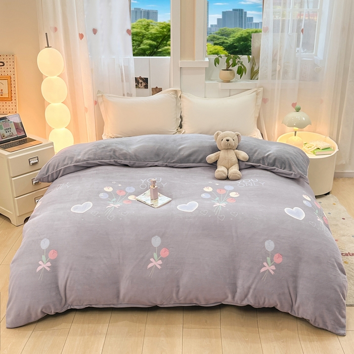 91家纺网 家纺一手货源 找家纺 优姿家纺 2025新款高克重牛奶绒印花单被套 浪漫花语