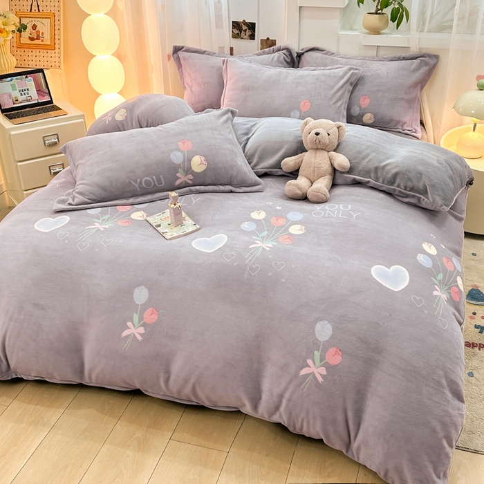 91家纺网 家纺一手货源 找家纺 优姿家纺 2025新款高克重牛奶绒印花单被套 浪漫花语