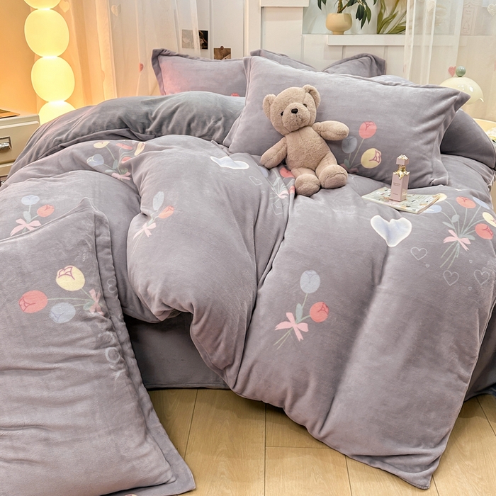 91家纺网 家纺一手货源 找家纺 优姿家纺 2025新款高克重牛奶绒印花单被套 浪漫花语