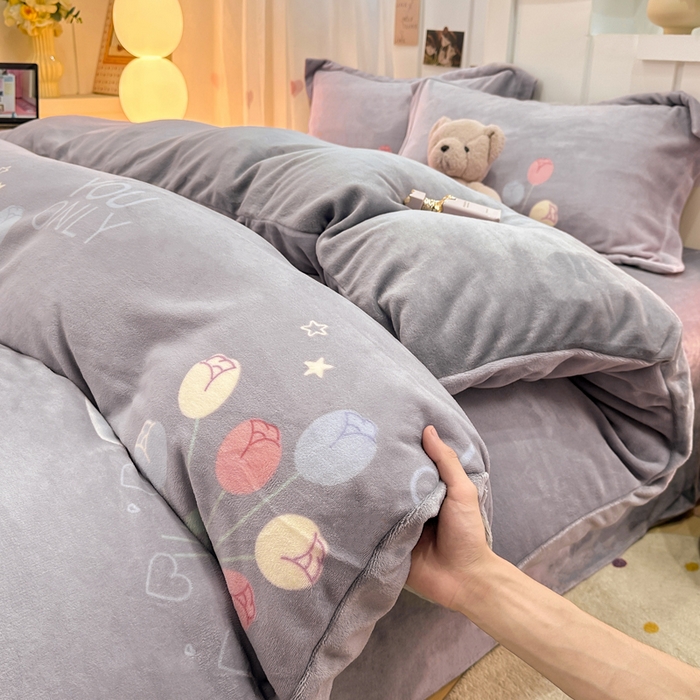 91家纺网 家纺一手货源 找家纺 优姿家纺 2025新款高克重牛奶绒印花单被套 浪漫花语