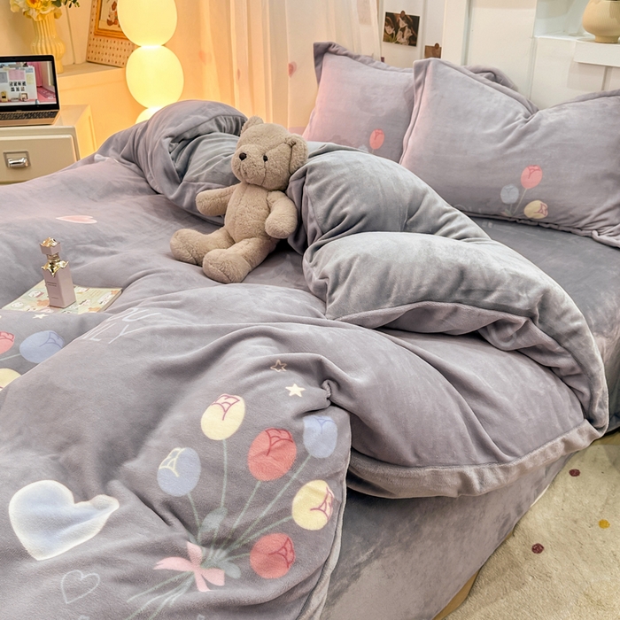 91家纺网 家纺一手货源 找家纺 优姿家纺 2025新款高克重牛奶绒印花单被套 浪漫花语