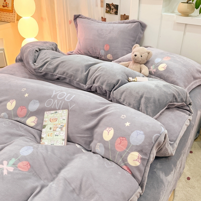 91家纺网 家纺一手货源 找家纺 优姿家纺 2025新款高克重牛奶绒印花单被套 浪漫花语