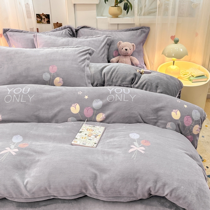 91家纺网 家纺一手货源 找家纺 优姿家纺 2025新款高克重牛奶绒印花单被套 浪漫花语