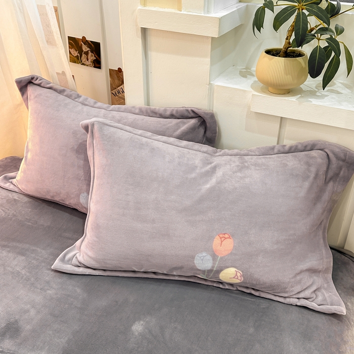 91家纺网 家纺一手货源 找家纺 优姿家纺 2025新款高克重牛奶绒印花单被套 浪漫花语