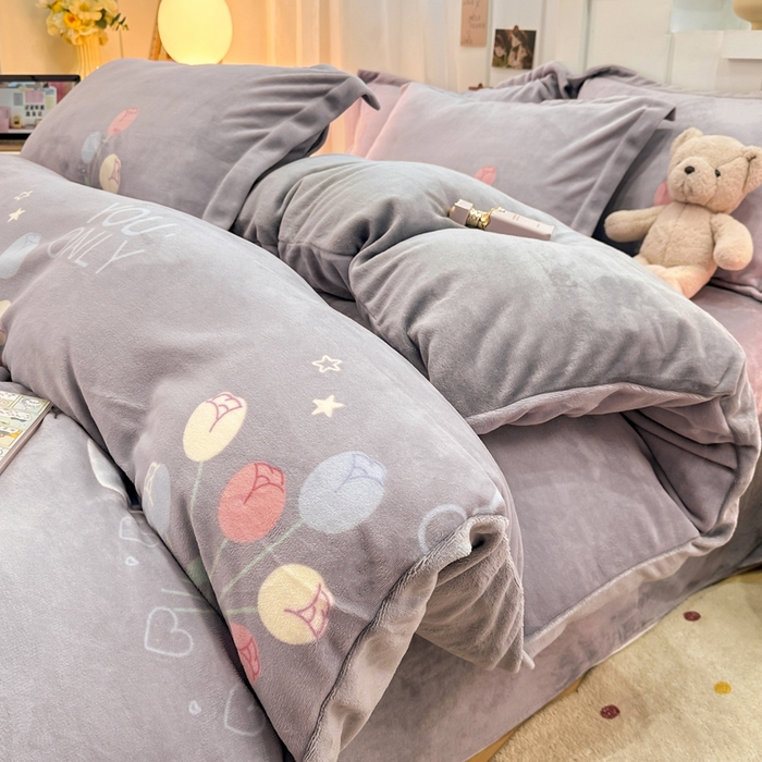 91家纺网 家纺一手货源 找家纺 优姿家纺 2025新款高克重牛奶绒印花单被套 浪漫花语