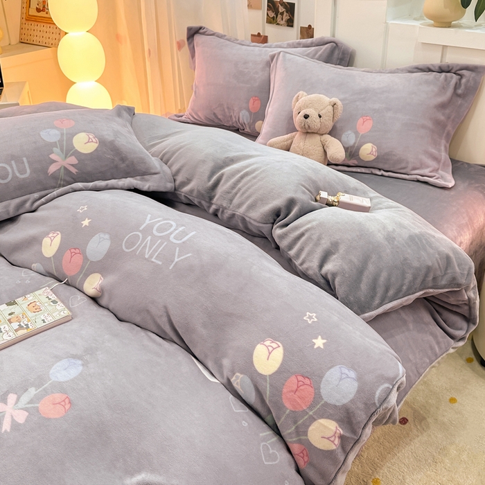 91家纺网 家纺一手货源 找家纺 优姿家纺 2025新款高克重牛奶绒印花单被套 浪漫花语