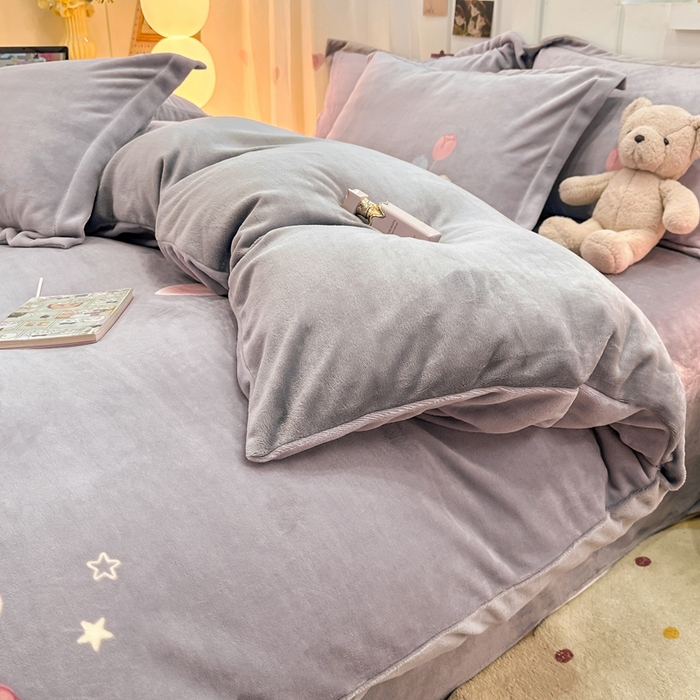 91家纺网 家纺一手货源 找家纺 优姿家纺 2025新款高克重牛奶绒印花单被套 浪漫花语