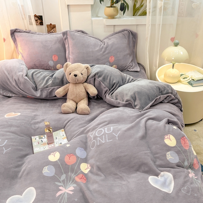 91家纺网 家纺一手货源 找家纺 优姿家纺 2025新款高克重牛奶绒印花单被套 浪漫花语