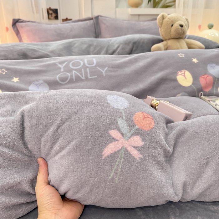 91家纺网 家纺一手货源 找家纺 优姿家纺 2025新款高克重牛奶绒印花单被套 浪漫花语