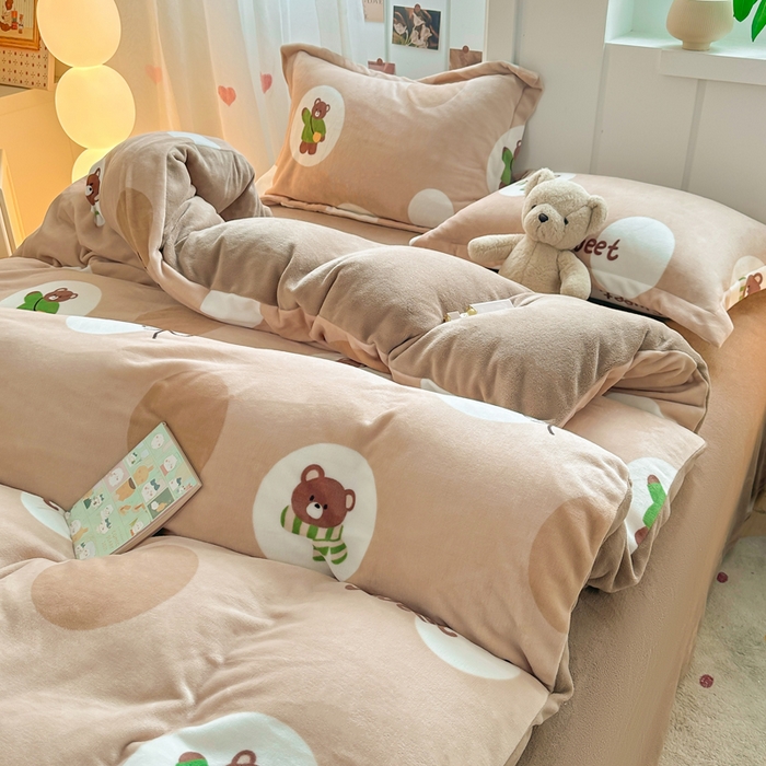 91家纺网 家纺一手货源 找家纺 优姿家纺 2025新款高克重牛奶绒印花单被套 俏皮小熊