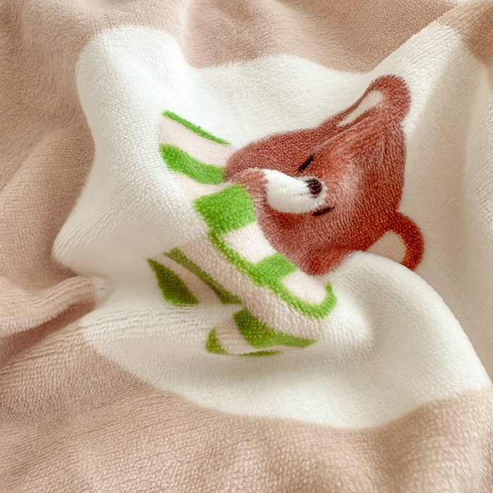 91家纺网 家纺一手货源 找家纺 优姿家纺 2025新款高克重牛奶绒印花单被套 俏皮小熊