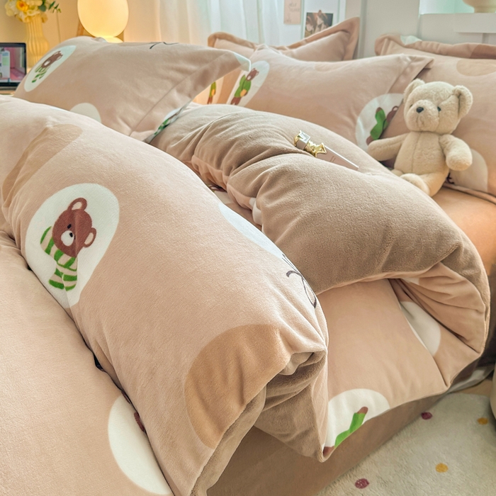 91家纺网 家纺一手货源 找家纺 优姿家纺 2025新款高克重牛奶绒印花单被套 俏皮小熊