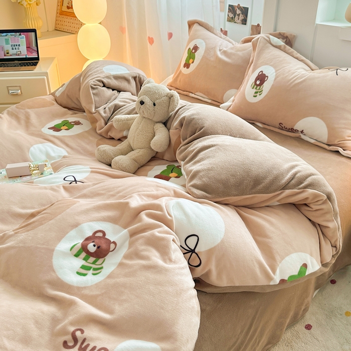 91家纺网 家纺一手货源 找家纺 优姿家纺 2025新款高克重牛奶绒印花单被套 俏皮小熊