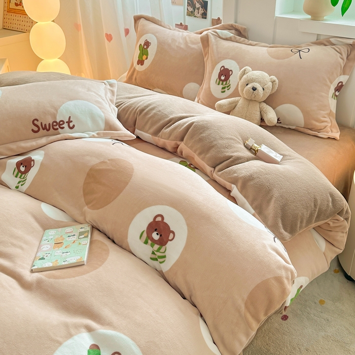 91家纺网 家纺一手货源 找家纺 优姿家纺 2025新款高克重牛奶绒印花单被套 俏皮小熊