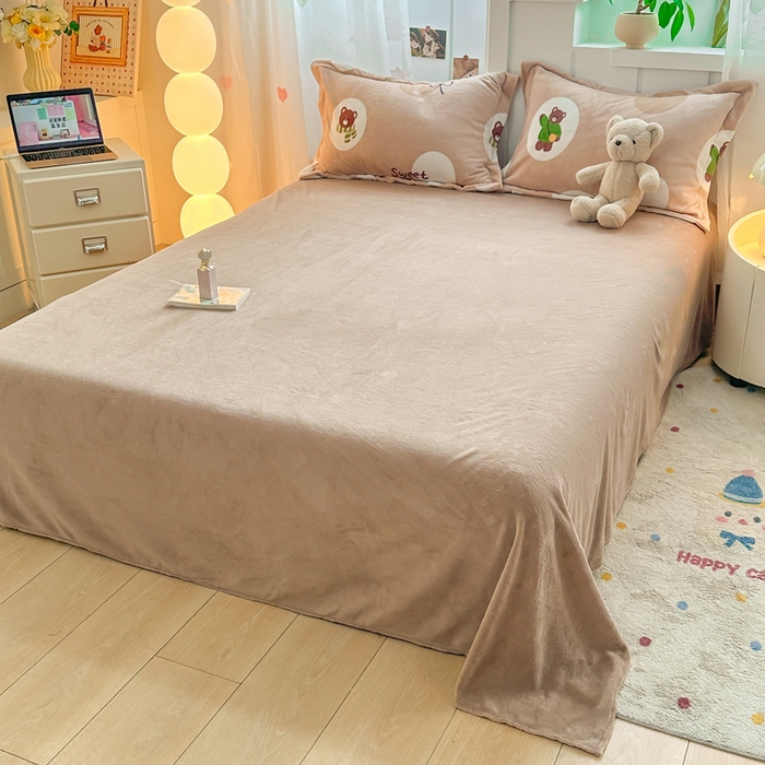 91家纺网 家纺一手货源 找家纺 优姿家纺 2025新款高克重牛奶绒印花单被套 俏皮小熊