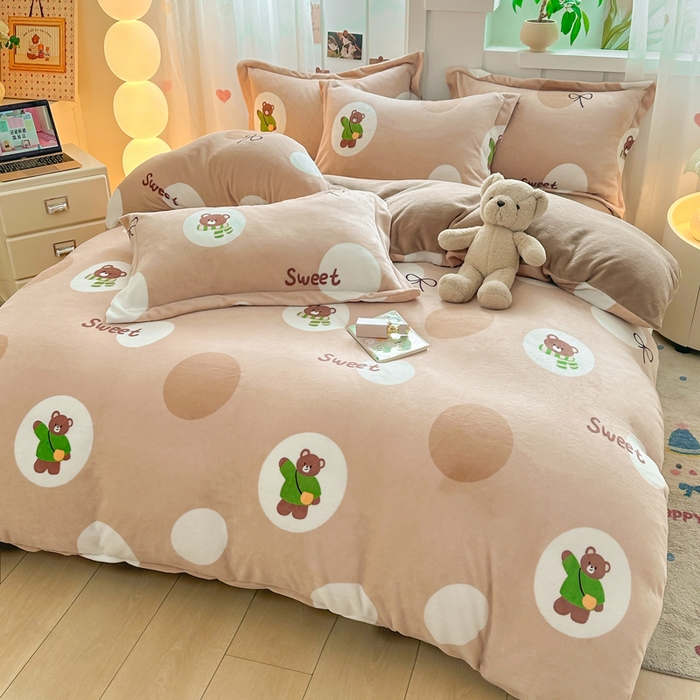 91家纺网 家纺一手货源 找家纺 优姿家纺 2025新款高克重牛奶绒印花单被套 俏皮小熊