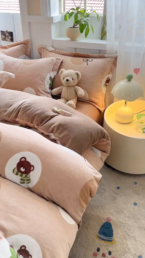 91家纺网 家纺一手货源 找家纺 优姿家纺 2025新款高克重牛奶绒印花单被套 俏皮小熊