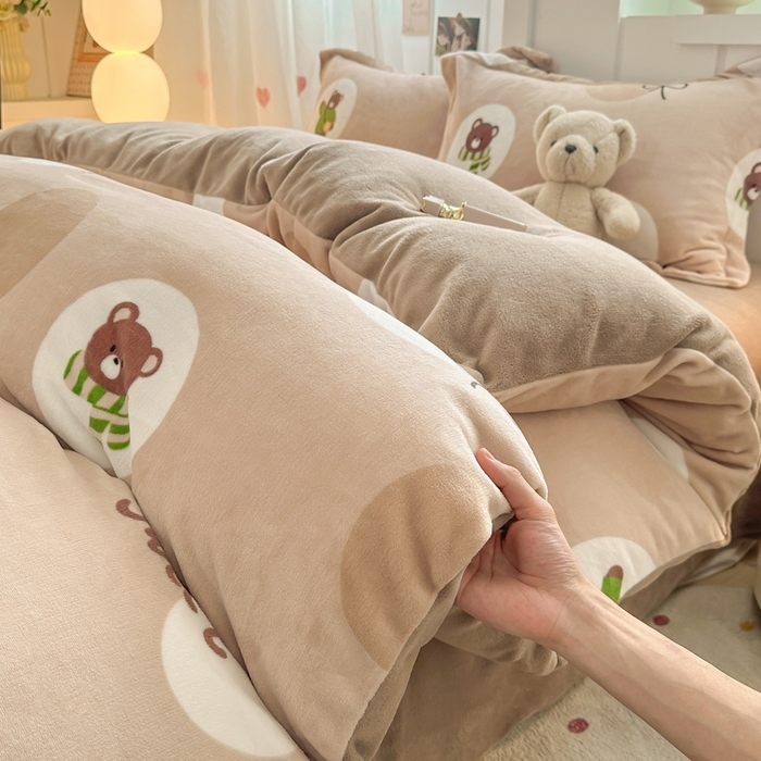 91家纺网 家纺一手货源 找家纺 优姿家纺 2025新款高克重牛奶绒印花单被套 俏皮小熊