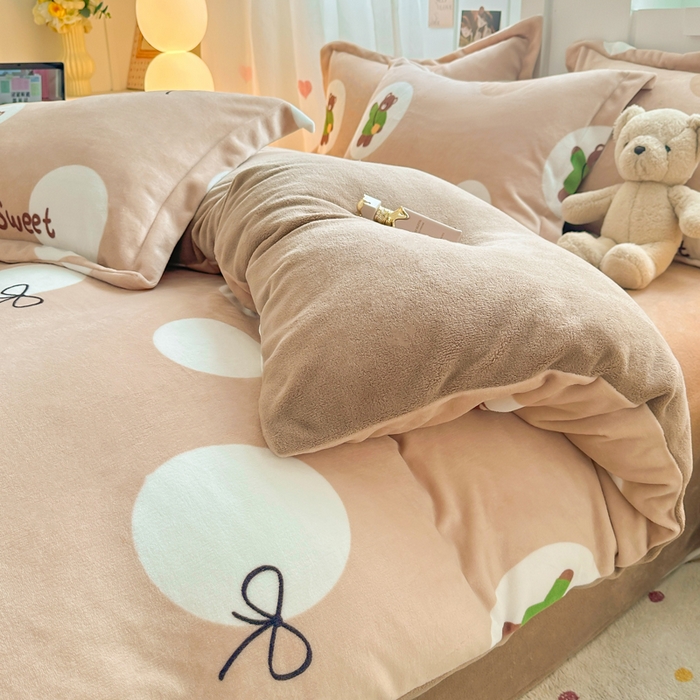 91家纺网 家纺一手货源 找家纺 优姿家纺 2025新款高克重牛奶绒印花单被套 俏皮小熊